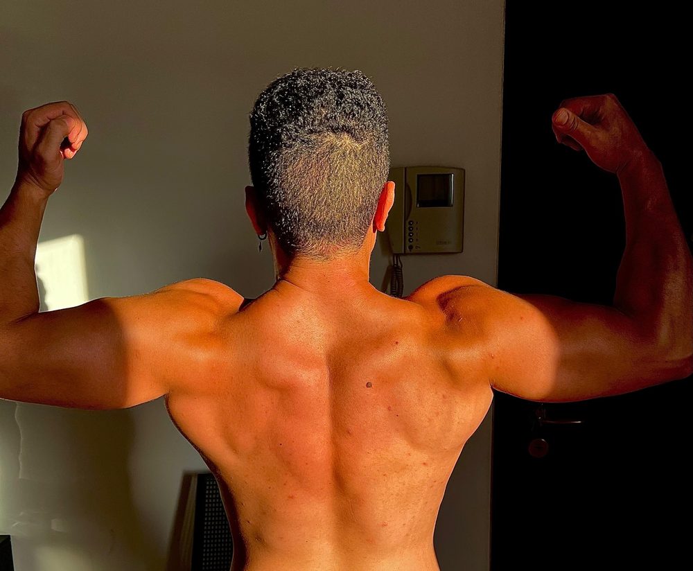 Anoir showing back and arm definition